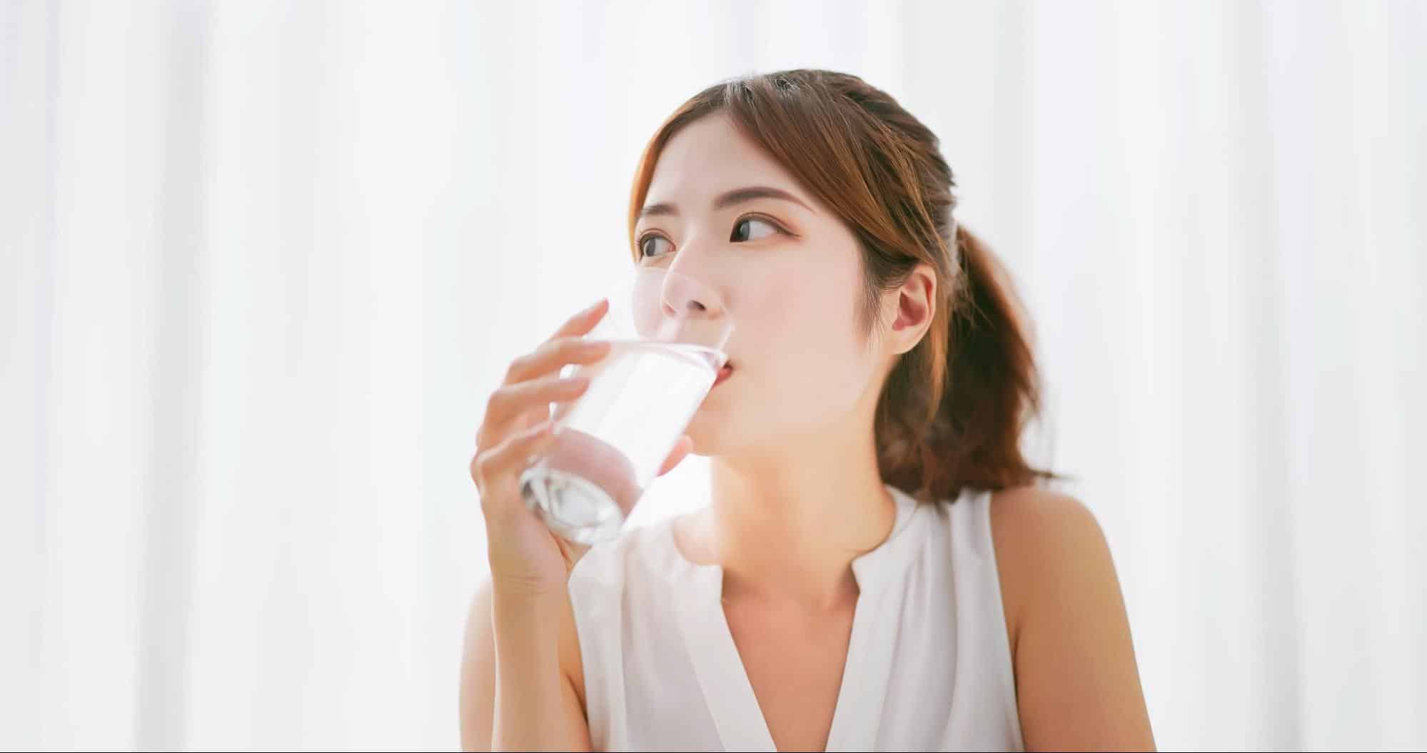 แก้แฮงค์ด้วยการดื่มน้ำ