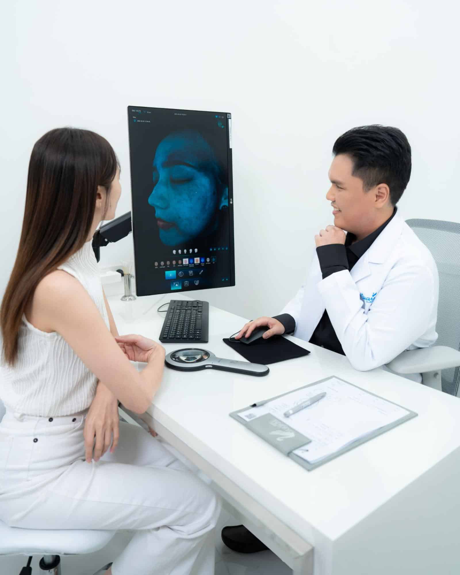 แพทย์ประเมินผิวก่อนเลเซอร์กระ