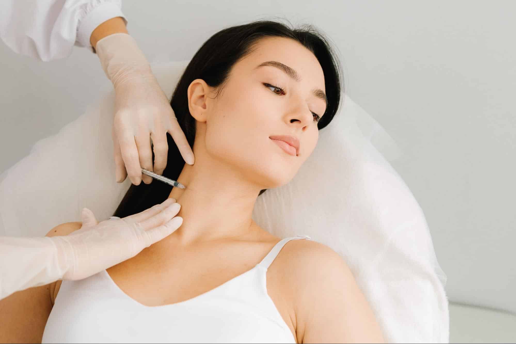 หมอฉีดโบท็อกคอระหง