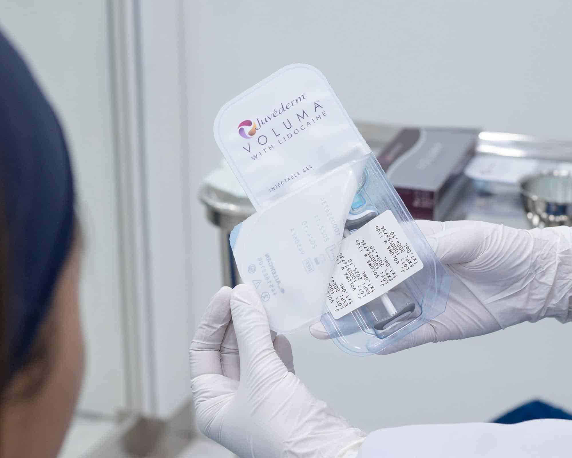 หมอแกะกล่องฟิลเลอร์ต่อหน้าคนไข้