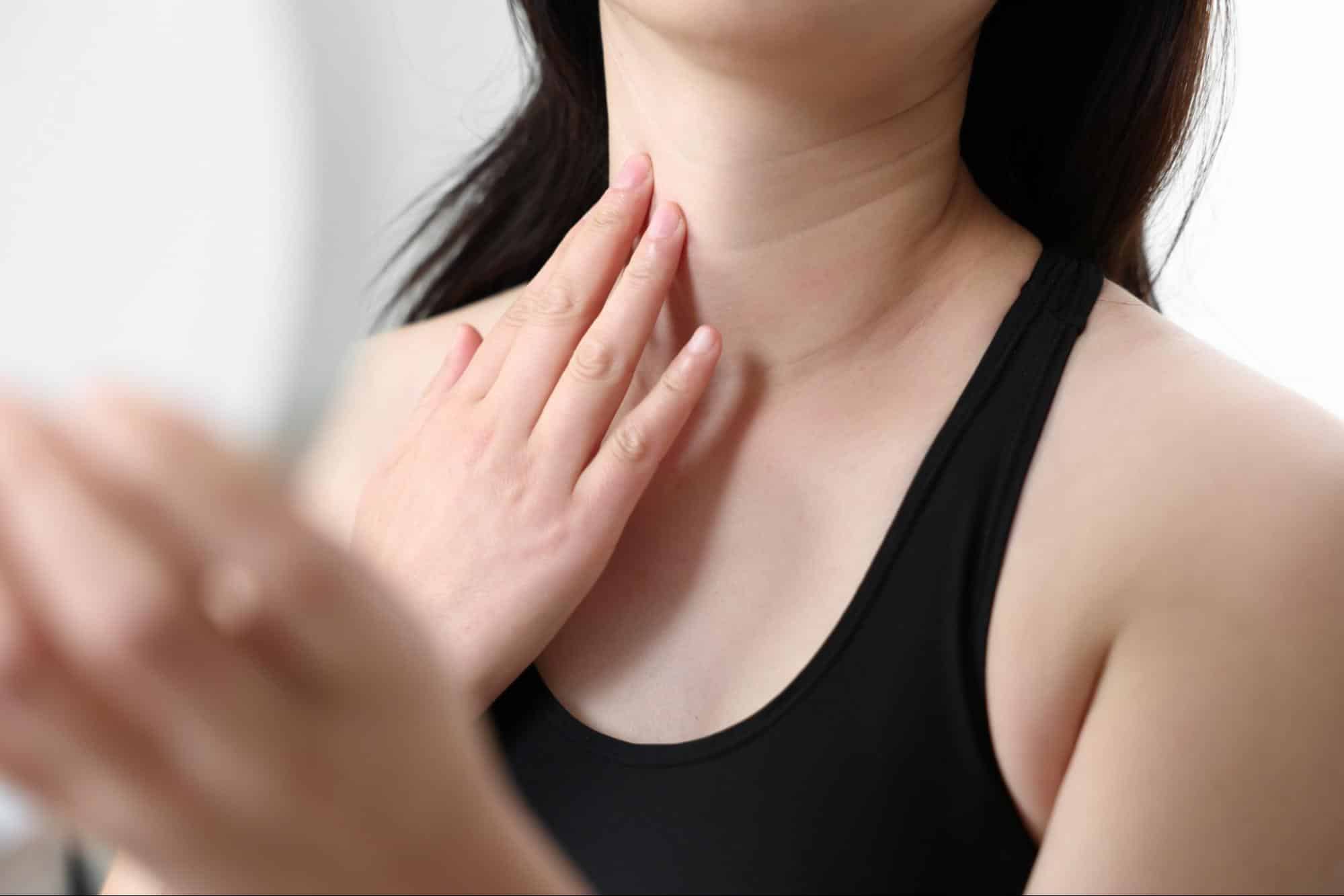 เส้นริ้วรอยแนวตั้งที่คอ